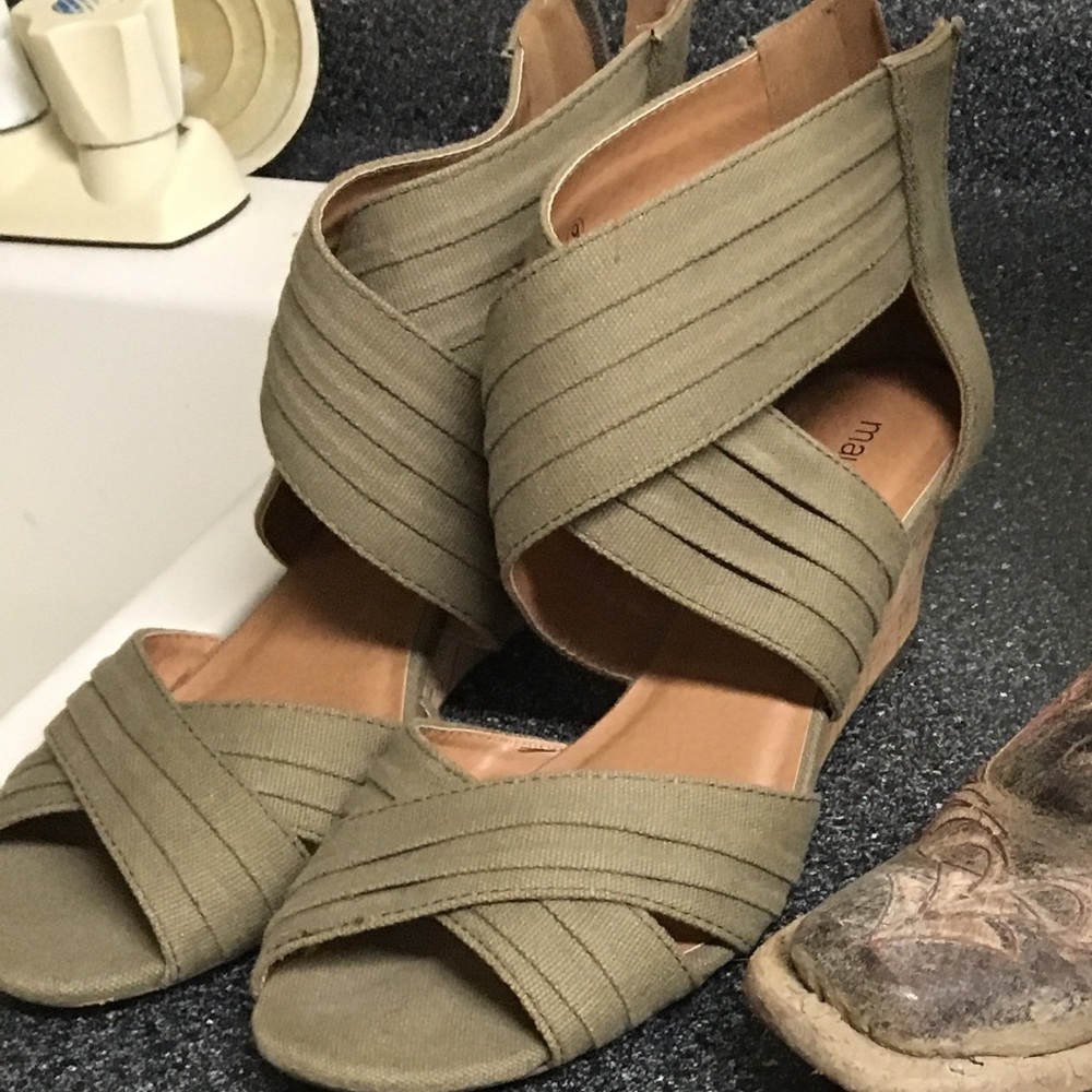 Maurice’s wedges size 9 olive green open toe